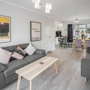 Fantastic! Family Home: Free Parking Blackpool