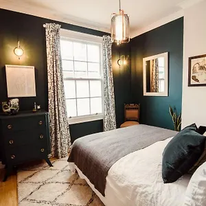 Holiday home Artistic Hideaway Within York's Ancient Walls, York