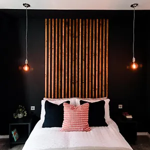 Apartment Unique, Stylish And Secluded Home, With Parking In The Heart Of Historic, York
